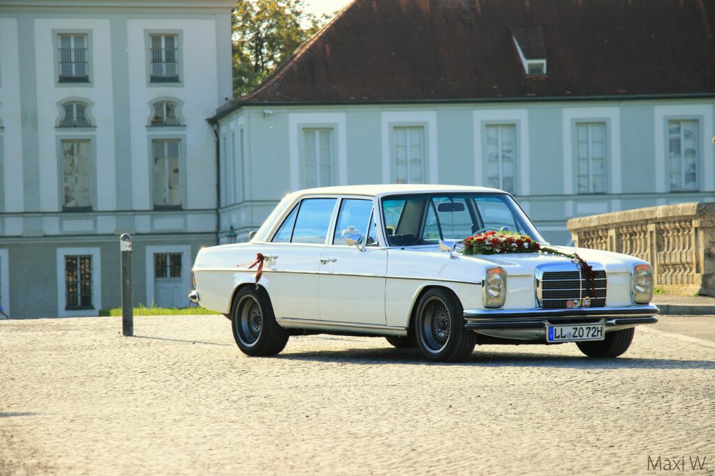Maxi, Mercedes-Benz /8 (W114) in front of Schloss Nymphenburg, Germany